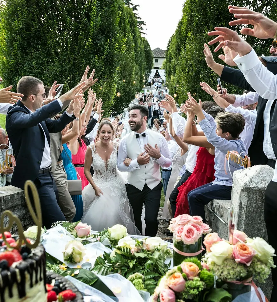 Invitados celebrando una boda al aire libre