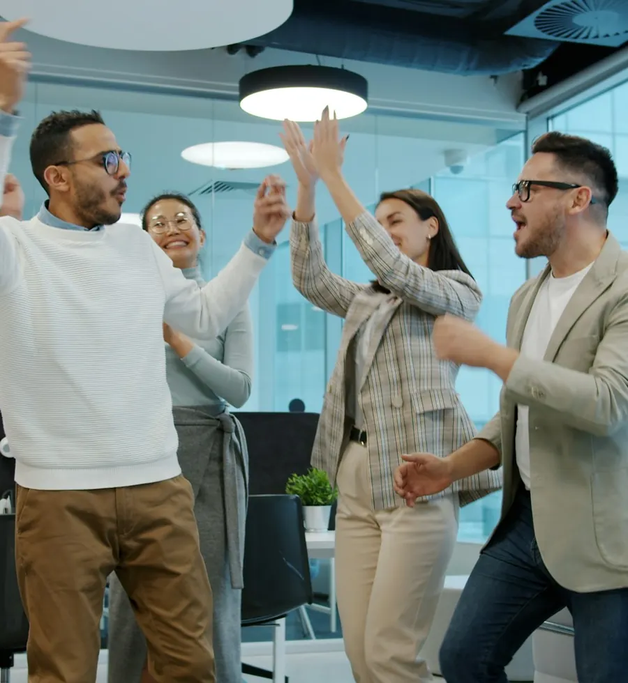Compañeros de trabajo celebrando en la oficina