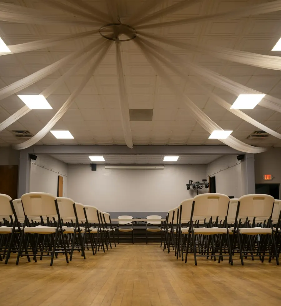 Sala de conferencias con el público sentado