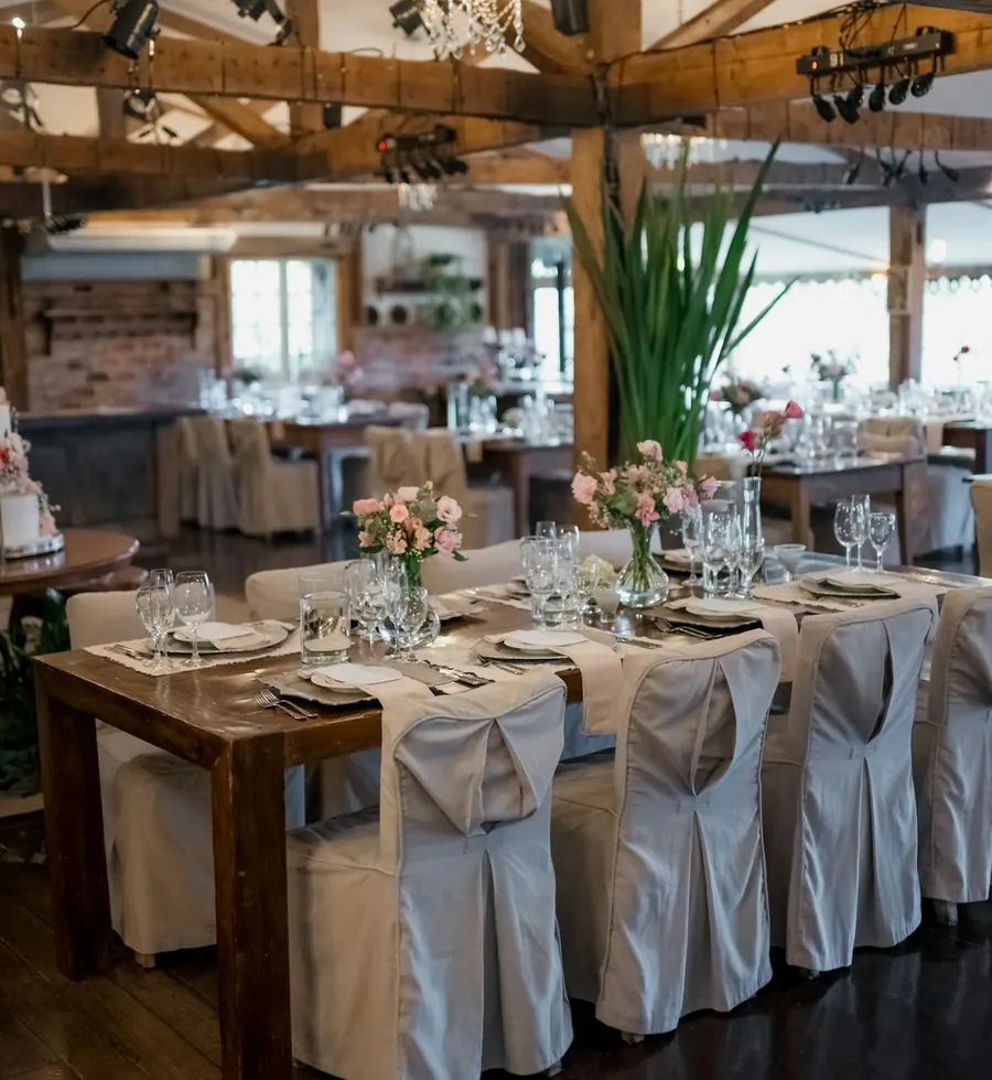 Salón decorado con mesas vestidas para una fiesta