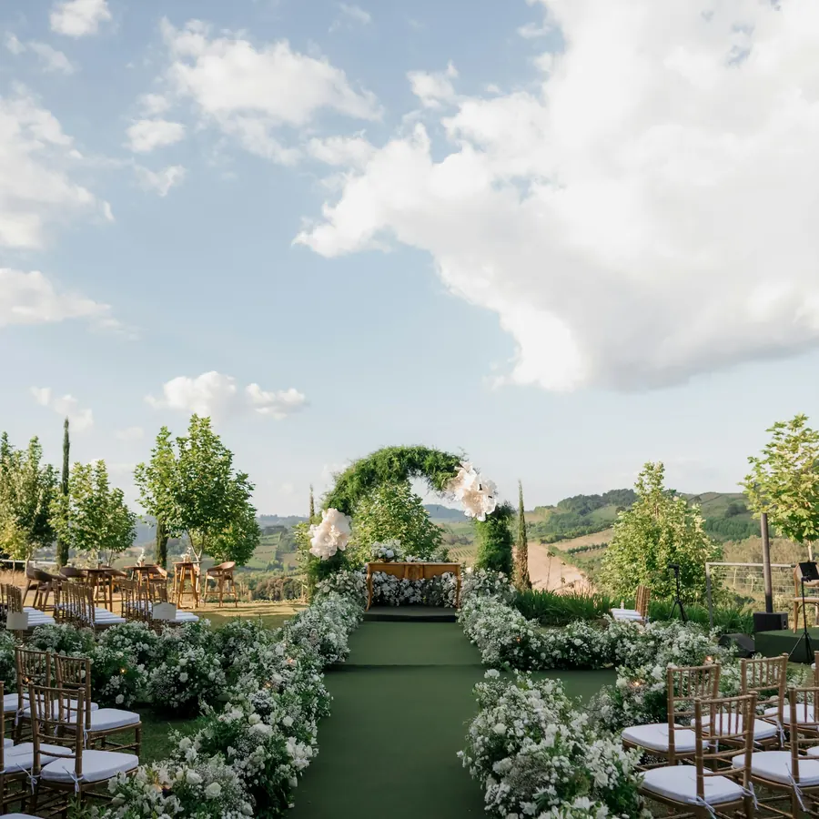 Pasillo de ceremonia al aire libre decorado con flores