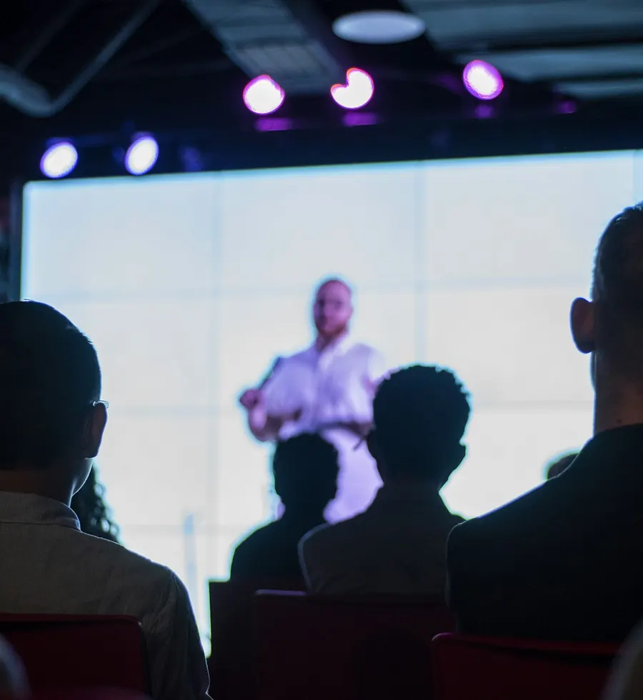 Ponente presentando en un escenario ante el público