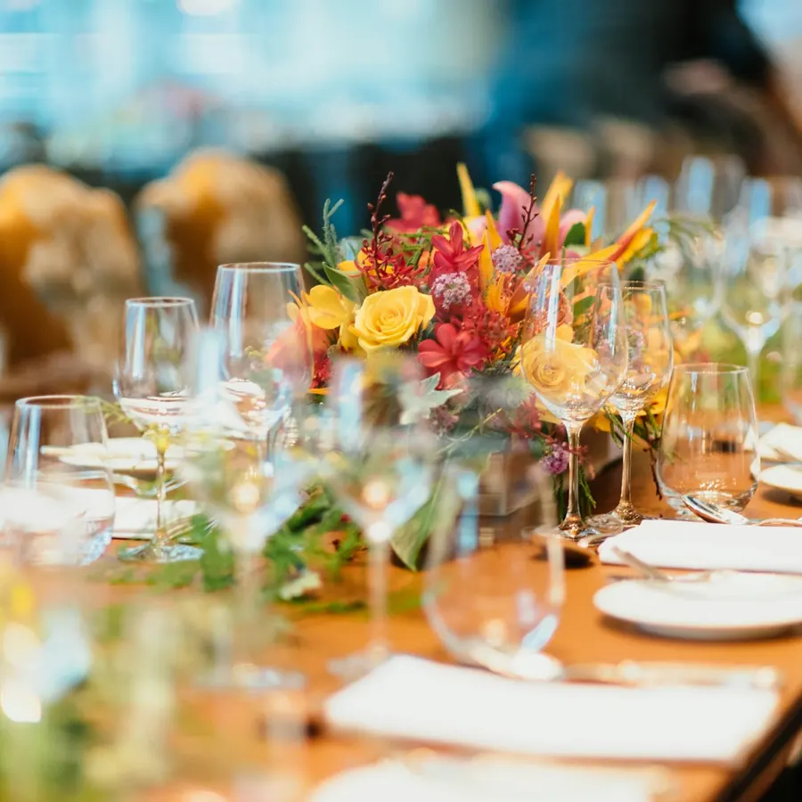 Mesa de banquete decorada con flores y copas